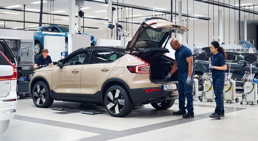 Mécaniciens Volvo en intervention sur plusieurs véhicules alignés en atelier