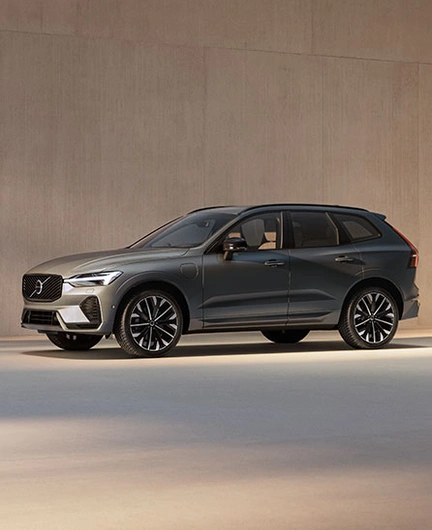 Volvo XC60 gris dans un intérieur minimaliste avec un éclairage doux