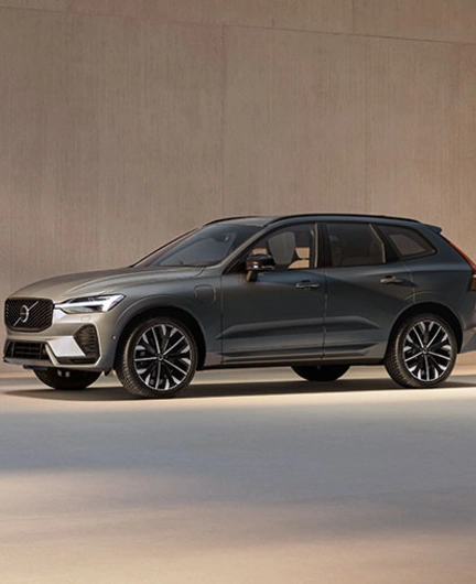 Volvo XC60 gris dans un intérieur minimaliste avec un éclairage doux