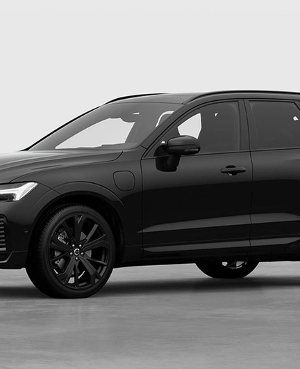 Volvo XC60 noir exposé dans un showroom au décor minimaliste