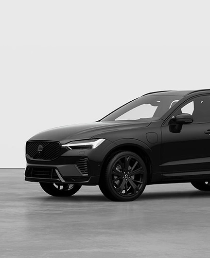 Volvo XC60 noir exposé dans un showroom au décor minimaliste