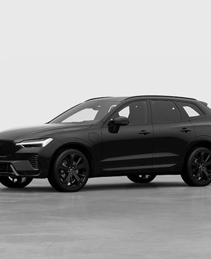 Volvo XC60 noir exposé dans un showroom au décor minimaliste