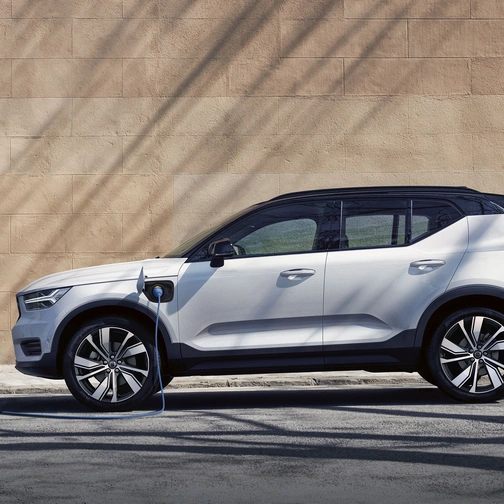 XC40-HYBRIDE-ESSENCE---STE_065_NO-TALENT_RECHARGE_AVEC_PRISE