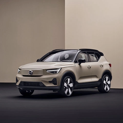 Volvo EX40 beige garé dans une pièce minimaliste aux murs beiges et sol noir