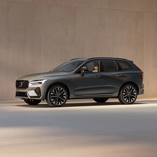 Volvo XC60 gris dans un intérieur minimaliste avec un éclairage doux
