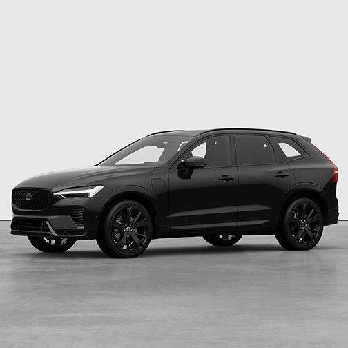 Volvo XC60 noir exposé dans un showroom au décor minimaliste