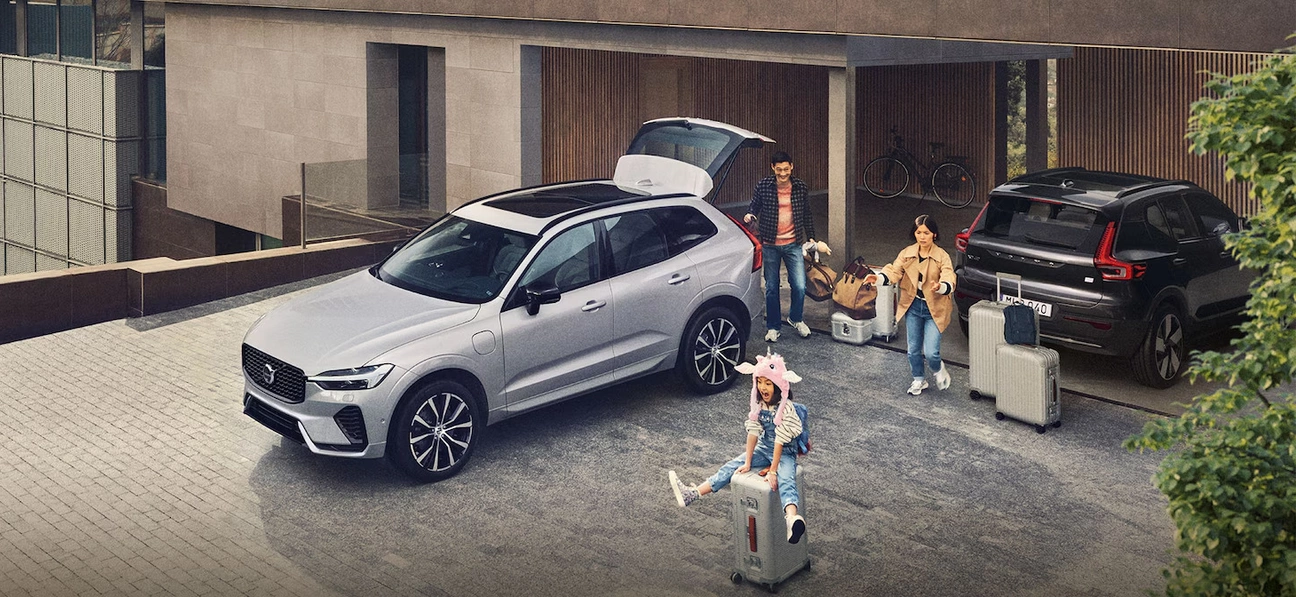 Famille autour d'une Volvo