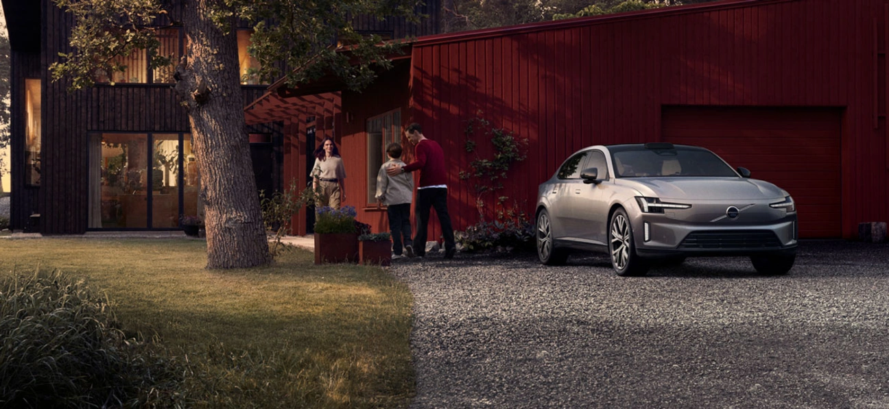 Voiture berline Volvo ES90 de profil. Couleur gris métallisé et jantes alliage