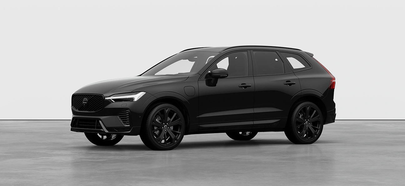 Volvo XC60 noir exposé dans un showroom au décor minimaliste