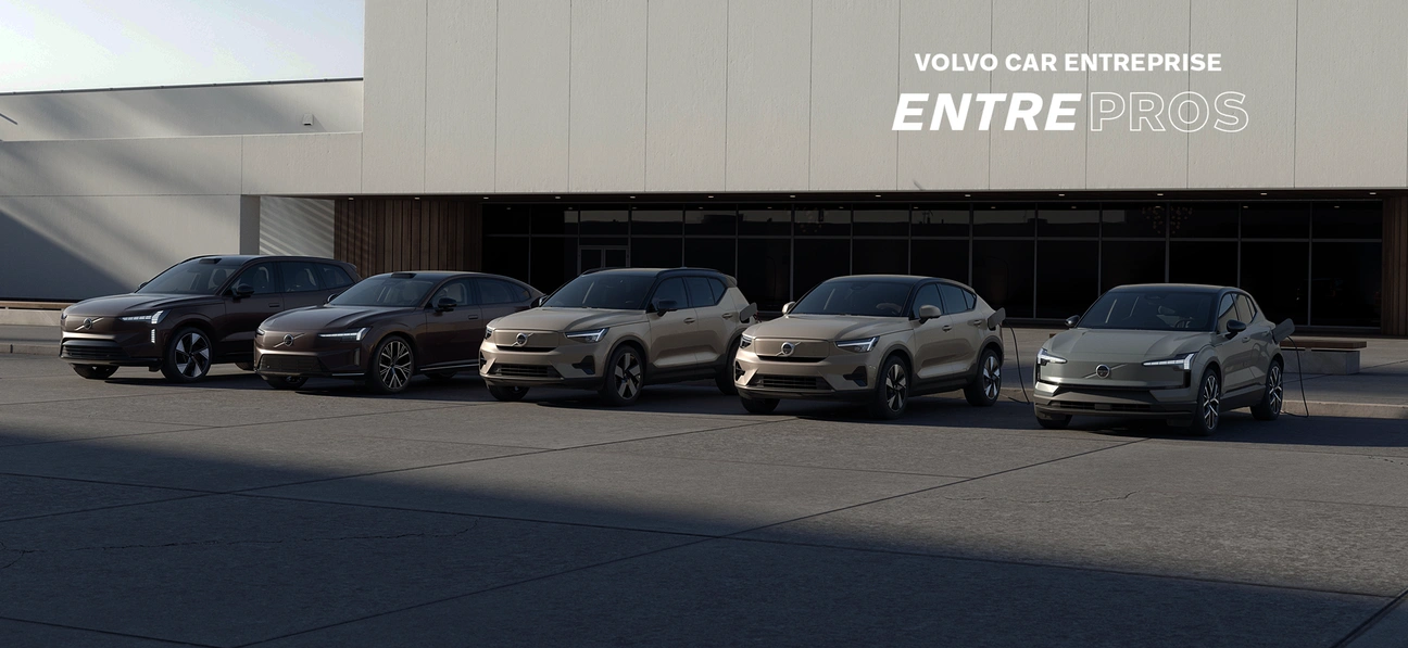 Cinq SUV électriques Volvo alignés devant un bâtiment moderne, avec le logo Volvo Car Entreprise EntrePros.