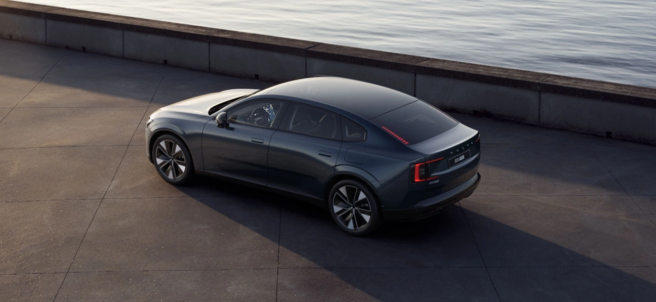 ES90 grise vue de ¾ arrière sur un stationnement au bord de l’eau