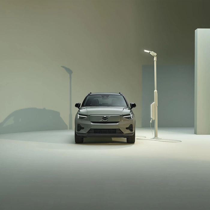SUV 100% électrique Volvo XC40 Recharge vert sauge métallisé de face en mode recharge