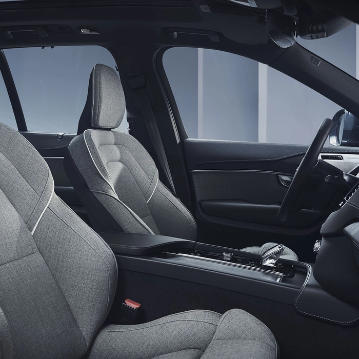 Vue intérieure du grand SUV XC90 Hybride rechargeable avec sellerie en laine mélangée.