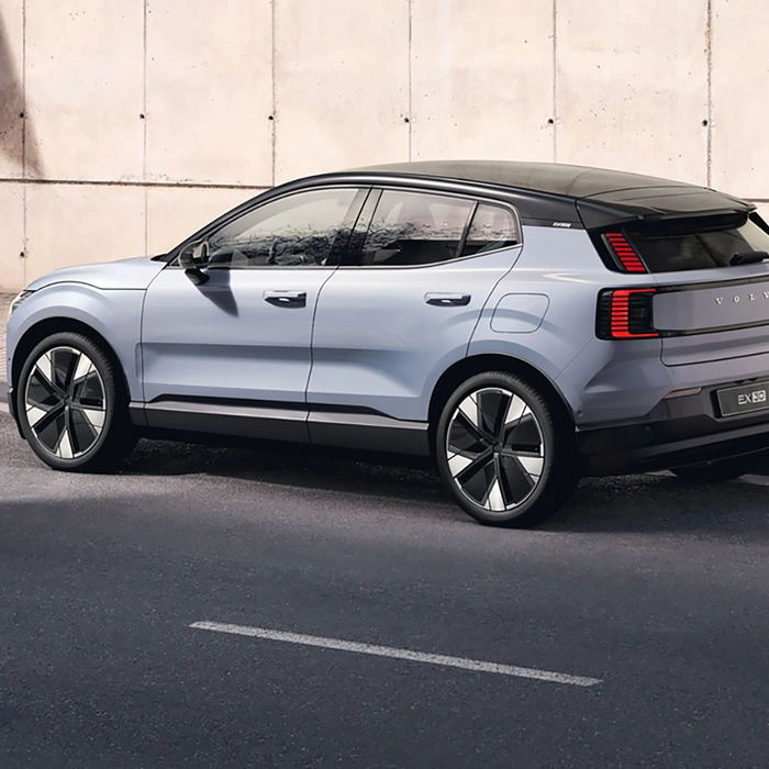 Volvo EX30 de profil sur route