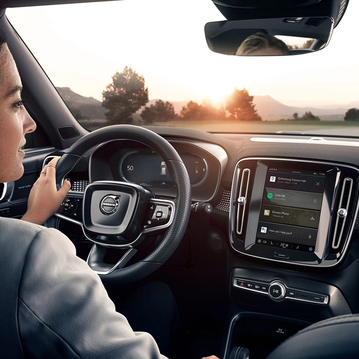 Femme au volant vu de l'intérieur