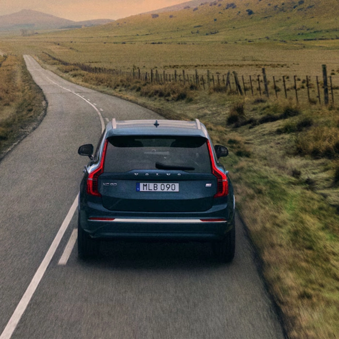 Volvo sur route de campagne