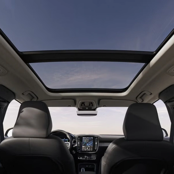 Light_version-XC40_MHEV_16x9_Panoramic_roof_inside_overview_VIS