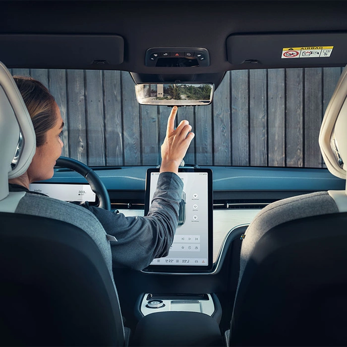 EX90 vu de l'intérieur avec une personne au volant