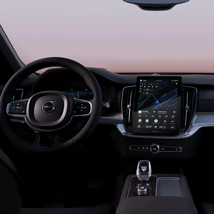 Intérieur d’un Volvo XC90 Black Edition avec volant, écran central tactile affichant la navigation et console moderne