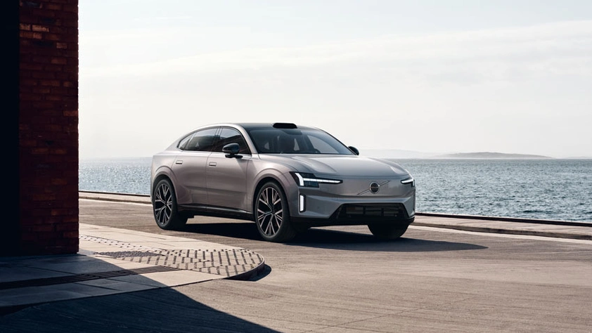 Volvo ES90 gris de 3/4 sur bord de mer