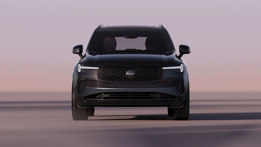 Vue avant d’un Volvo XC90 Black Edition sur route lisse avec arrière-plan flou.