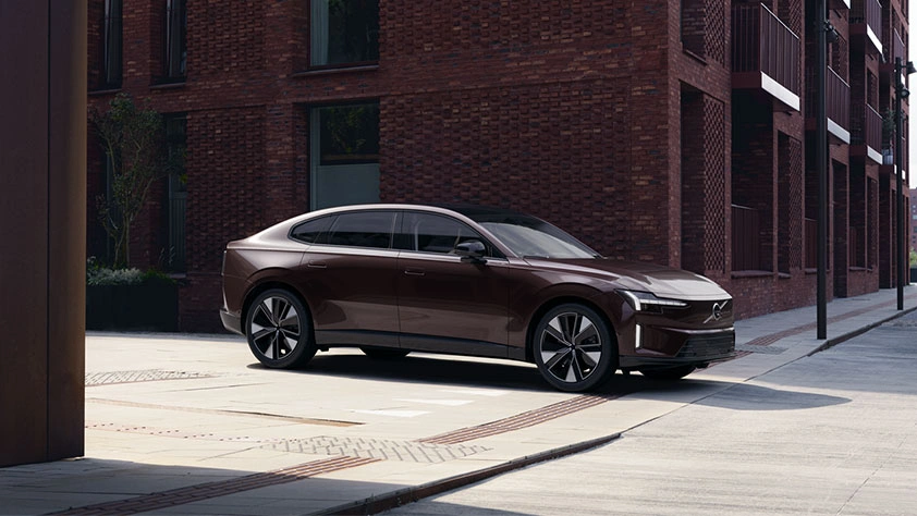 Vue ¾ avant d’une ES90 en ville.