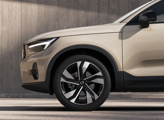 Light-version-XC40_MHEV_16x9_Rim_closeup_VIS