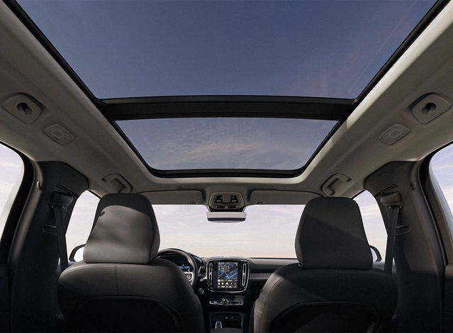 JPG-Full-XC40_MHEV_16x9_Panoramic_roof_inside_overview_VIS